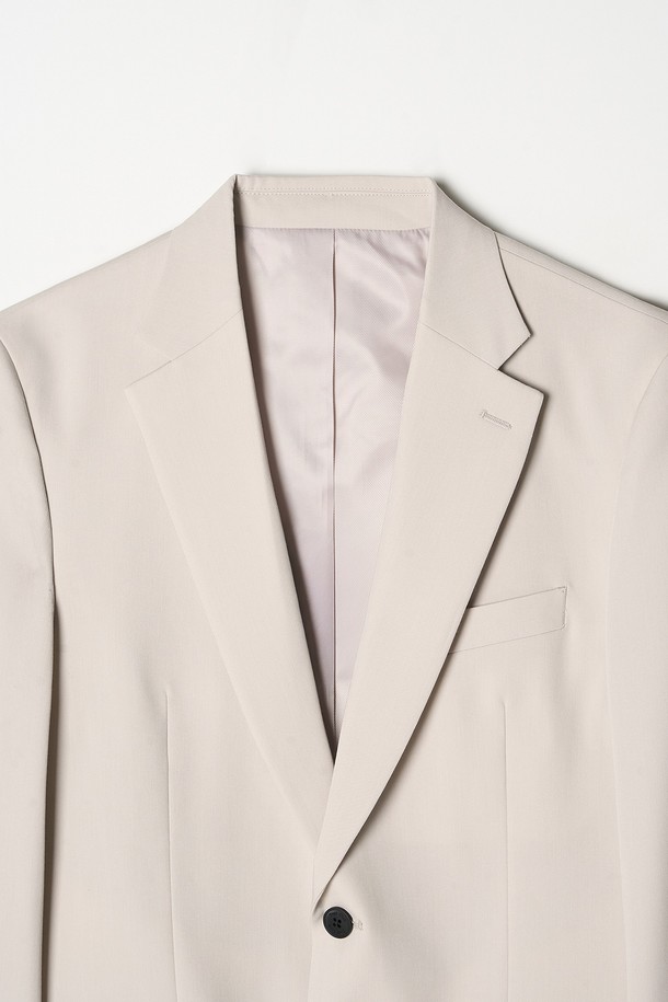 트래드클럽 캔터베리 106 레귤러 셋업 수트 (6COLORS)는 남성 고객을 위한 포멀하고 클래식한 스타일의 정장 수트입니다. 울 소재로 제작되어 부드러운 촉감을 선사하며, 봄, 가을, 겨울 세 계절에 걸쳐 착용하기 좋습니다. 싱글 버튼에 레귤러 핏으로 제작되어 깔끔하고 세련된 실루엣을 연출합니다. 베이지, 블랙, 네이비, 그레이, 브라운, 화이트 6가지 다채로운 컬러 옵션으로 오피스룩, 비즈니스 캐주얼, 출근룩 등 다양한 TPO에 활용할 수 있습니다. 무지 디자인으로 미니멀한 스타일을 선호하는 분들께 추천합니다.
