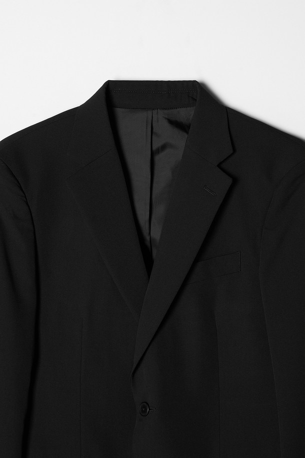 트래드클럽 캔터베리 106 레귤러 셋업 수트 (6가지 컬러)는 남성 고객을 위한 포멀하고 클래식한 스타일의 정장 수트입니다. 울 소재로 제작되어 부드러운 촉감과 두꺼운 두께감으로 따뜻함을 제공하며, 봄, 가을, 겨울 계절에 적합합니다. 레귤러핏 싱글버튼 디자인으로, 일상, 비즈니스, 오피스룩, 비즈니스 캐주얼, 출근룩 등 다양한 TPO에 활용 가능합니다. 블랙, 네이비, 그레이, 브라운, 베이지, 차콜 6가지 컬러 옵션으로 제공됩니다. 미니멀한 디자인과 셋업 구성으로 세련된 스타일을 연출할 수 있습니다.
