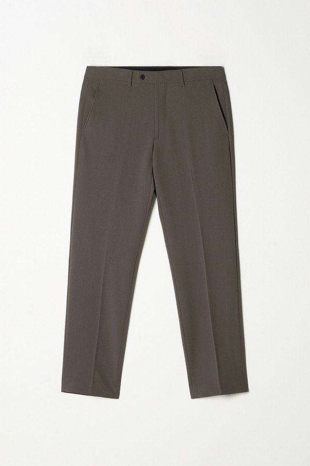 트래드클럽 캔터베리106 레귤러 셋업 수트 (6COLORS)는 부드러운 울 소재로 제작되어 편안한 착용감을 선사합니다. 남성용 정장 수트로, 봄, 가을, 겨울 세 계절 모두 활용 가능하며, 일상과 포멀한 자리 모두에 적합합니다. 클래식하고 포멀한 스타일의 무지 디자인에 레귤러핏으로 제작되었으며, 싱글 버튼 여밈 방식으로 깔끔함을 더했습니다. 오피스룩, 출근룩, 모임룩 등 다양한 TPO에 맞춰 미니멀하고 시크한 스타일을 연출할 수 있습니다. 브라운 컬러를 포함한 6가지 다채로운 색상으로 만나보세요.
