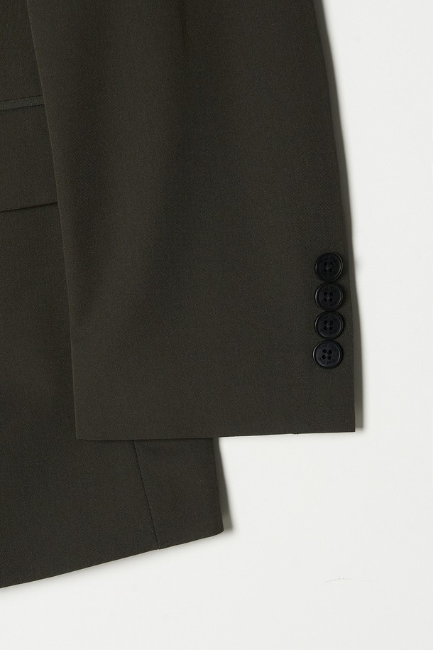 트래드클럽 캔터베리 106 레귤러 셋업 수트 (6가지 컬러)는 남성 고객을 위한 포멀, 클래식 스타일의 수트입니다. 울 소재에 두꺼운 두께감으로 봄, 가을, 겨울 착용에 적합하며, 카키 및 올리브 등 6가지 다채로운 색상으로 제공됩니다. 레귤러핏 싱글 버튼 디자인으로, 오피스룩, 비즈니스 캐주얼, 모임룩 등 TPO에 맞춰 미니멀하고 시크한 스타일을 연출할 수 있습니다. 상의는 레귤러 기장, 소매는 긴 소매로 제작된 셋업 수트입니다.
