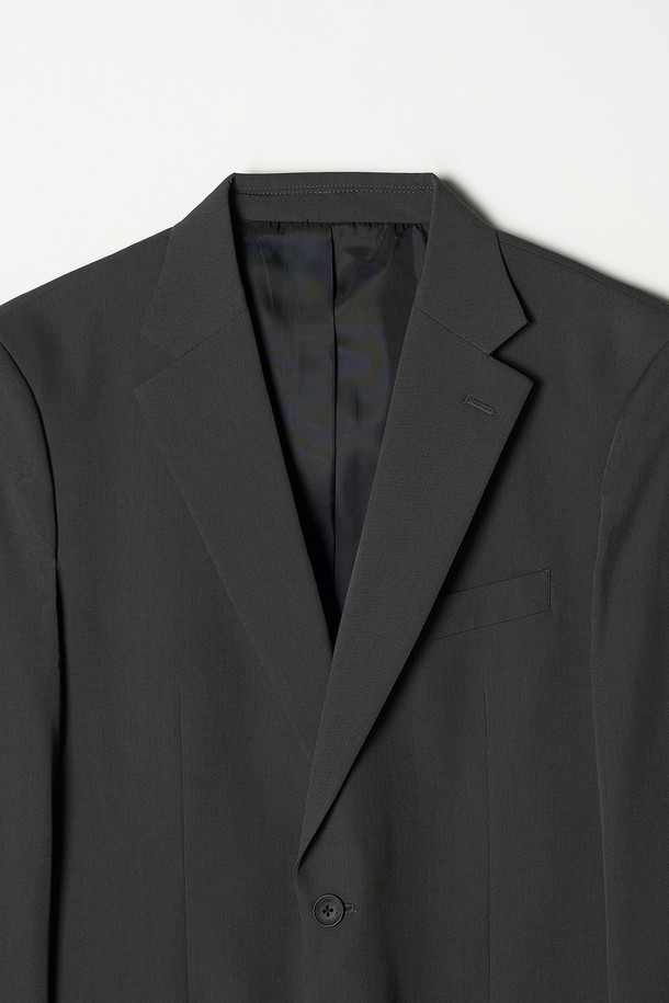 트래드클럽 캔터베리 106 레귤러 셋업 수트는 남성 고객을 위한 클래식하고 포멀한 스타일의 정장 수트입니다. 부드러운 촉감의 폴리에스테르와 울 혼방 소재로 제작되었으며, 봄, 가을, 겨울 세 계절에 걸쳐 착용 가능합니다. 6가지 다채로운 컬러(블랙, 그레이, 네이비, 브라운, 베이지, 차콜)로 출시되어 폭넓은 선택지를 제공합니다. 셋업 구성으로 오피스룩, 비즈니스 캐주얼, 출근룩 등 다양한 TPO에 활용 가능하며, 레귤러 핏과 싱글 버튼 여밈으로 깔끔한 실루엣을 연출합니다. 무지 디자인으로 미니멀하고 세련된 분위기를 자아냅니다.
