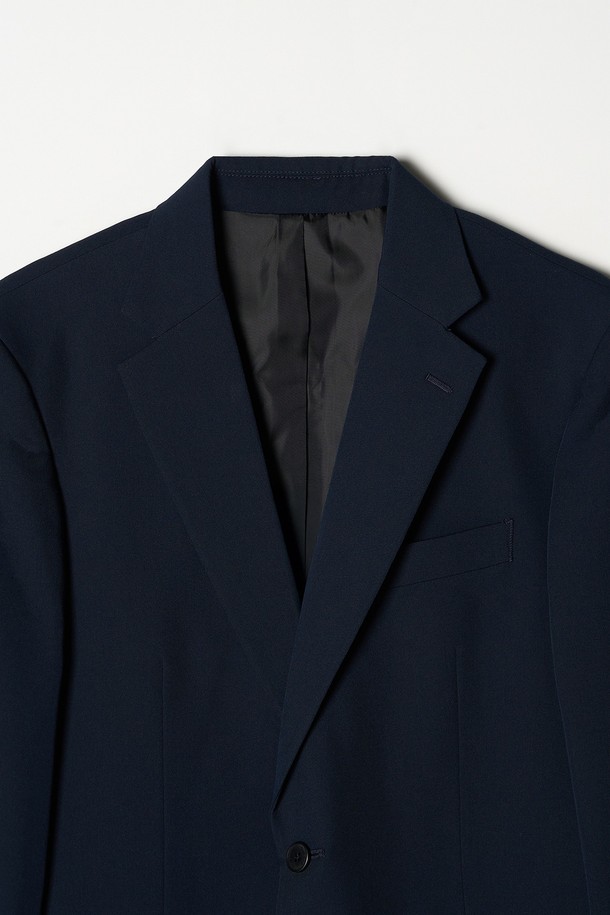 트래드클럽 캔터베리 106 레귤러 셋업 수트는 남성 고객을 위한 포멀한 스타일의 정장 수트입니다. 울 소재로 제작되어 부드러운 촉감과 보통 두께감으로 봄, 가을, 겨울 시즌에 착용하기 좋습니다. 네이비, 블랙, 그레이, 브라운, 베이지, 차콜 등 6가지 다채로운 컬러 옵션을 제공하며, 싱글 버튼 여밈 방식과 레귤러 핏으로 클래식하고 미니멀한 디자인을 완성했습니다. 오피스룩, 비즈니스 캐주얼, 출근룩 등 다양한 TPO에 활용 가능하며, 셋업 구성으로 세련된 스타일을 연출할 수 있습니다.
