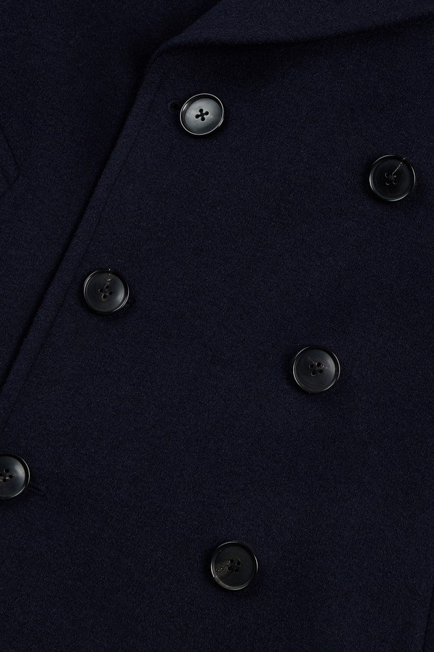 버로우 오버사이즈 울 피코트는 여성용 아우터로, 가을과 겨울에 착용하기 좋은 두꺼운 울 소재의 피코트입니다. 블랙과 네이비 두 가지 색상으로 제공되며, 클래식하고 미니멀한 스타일을 연출합니다. 오버핏 실루엣과 숄더 패드로 세련된 핏을 강조하며, 더블 버튼 여밈 방식으로 디자인되었습니다. 일상, 오피스룩, 출근룩, 모임룩 등 다양한 TPO에 활용 가능하며 클래식, 미니멀, 시크한 스타일을 완성합니다.
