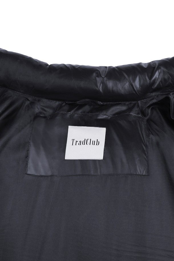 윈드미어 투웨이 푸퍼 패딩 재킷은 겨울철 일상에서 캐주얼하고 스포티한 스타일을 연출하기에 좋은 아이템입니다. 오버핏 디자인과 두꺼운 두께감으로 뛰어난 보온성을 제공하며, 부드러운 촉감의 나일론 소재를 사용하여 편안한 착용감을 선사합니다. 무지 디자인의 블랙 컬러로 어떤 스타일에도 쉽게 매치할 수 있으며, 긴 소매와 투웨이 지퍼 디테일이 실용성을 더합니다. 방풍 기능까지 갖춰 추운 날씨에도 든든하게 몸을 보호해 줍니다.
