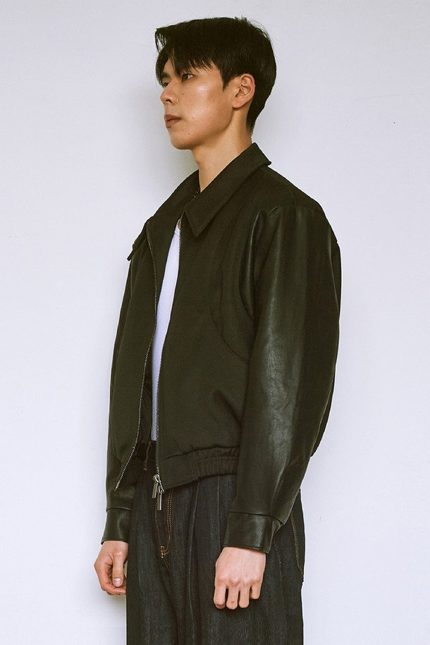 에든버러 커브드 레더 블루종은 남성용 아우터로, 클래식하고 미니멀한 스타일을 추구하는 분들을 위한 블랙 컬러의 가죽 블루종입니다. 봄, 가을에 적합하며, 뻣뻣한 촉감과 두꺼운 두께감이 특징입니다. 레귤러핏으로 제작되었으며, 집업 여밈 방식과 소매 립 디테일, 칼라 디자인이 돋보입니다. 데이트룩, 모임룩, 비즈니스 캐주얼에 활용하기 좋으며, 시크한 매력을 더해줍니다.
