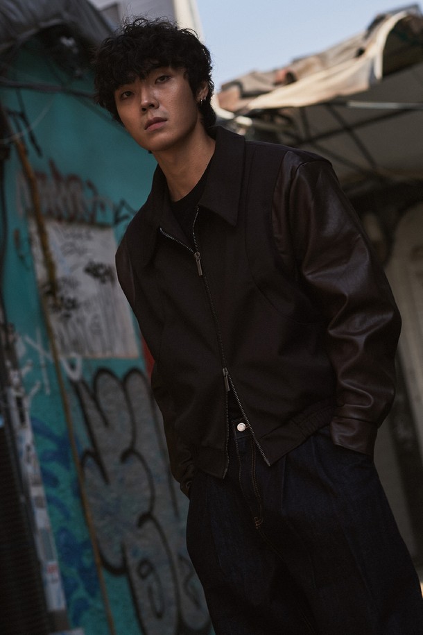 에든버러 커브드 레더 블루종은 클래식한 무드를 선호하는 여성 고객을 위한 아우터입니다. 블랙 컬러의 가죽 소재, 크롭 기장과 레귤러핏으로 제작되어 시크하고 미니멀한 스타일을 연출합니다. 봄, 가을에 착용하기 좋으며, 집업 방식으로 간편하게 여밀 수 있습니다. 특히 퍼프 소매 디테일이 여성스러운 포인트를 더해 데이트룩, 모임룩에 적합합니다.
