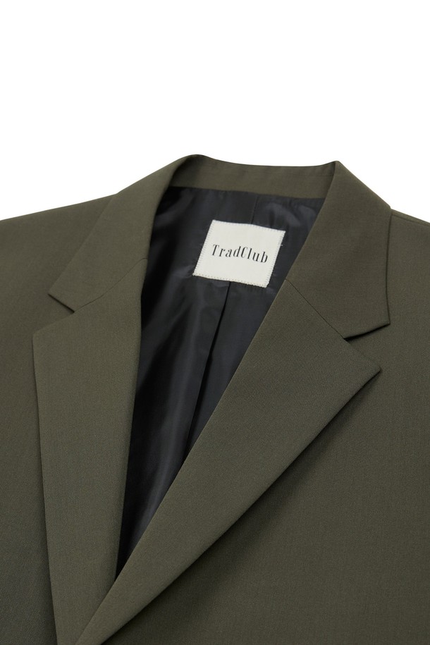 치스윅 빅 오버 블레이저는 남성용 아우터로, 봄, 가을에 착용하기 좋은 두꺼운 두께감의 블레이저입니다. 카키와 올리브 두 가지 색상으로 출시되었으며, 캐주얼, 클래식, 미니멀 스타일을 모두 아우르는 디자인입니다. 오버핏 실루엣과 싱글 버튼 여밈 방식이 특징이며, 출근룩, 비즈니스 캐주얼, 모임룩 등 다양한 TPO에 활용할 수 있습니다. 긴 소매 기장과 무지 패턴으로 깔끔한 느낌을 줍니다. 
