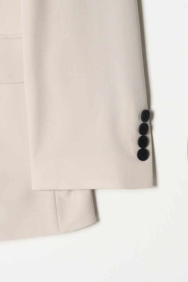 트래드클럽 캔터베리 106 레귤러 셋업 수트 (6COLORS)는 남성 고객을 위한 포멀하고 클래식한 스타일의 정장 수트입니다. 울 소재로 제작되어 부드러운 촉감을 선사하며, 봄, 가을, 겨울 세 계절에 걸쳐 착용하기 좋습니다. 싱글 버튼에 레귤러 핏으로 제작되어 깔끔하고 세련된 실루엣을 연출합니다. 베이지, 블랙, 네이비, 그레이, 브라운, 화이트 6가지 다채로운 컬러 옵션으로 오피스룩, 비즈니스 캐주얼, 출근룩 등 다양한 TPO에 활용할 수 있습니다. 무지 디자인으로 미니멀한 스타일을 선호하는 분들께 추천합니다.
