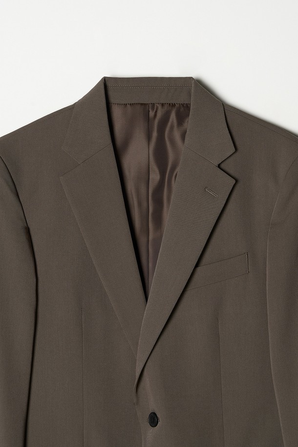 트래드클럽 캔터베리106 레귤러 셋업 수트 (6COLORS)는 부드러운 울 소재로 제작되어 편안한 착용감을 선사합니다. 남성용 정장 수트로, 봄, 가을, 겨울 세 계절 모두 활용 가능하며, 일상과 포멀한 자리 모두에 적합합니다. 클래식하고 포멀한 스타일의 무지 디자인에 레귤러핏으로 제작되었으며, 싱글 버튼 여밈 방식으로 깔끔함을 더했습니다. 오피스룩, 출근룩, 모임룩 등 다양한 TPO에 맞춰 미니멀하고 시크한 스타일을 연출할 수 있습니다. 브라운 컬러를 포함한 6가지 다채로운 색상으로 만나보세요.
