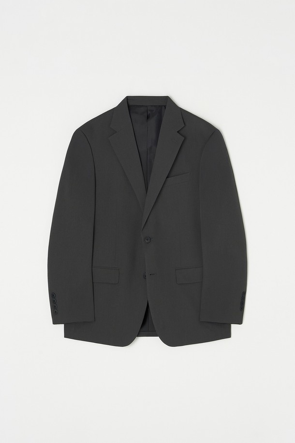 트래드클럽 캔터베리 106 레귤러 셋업 수트는 남성 고객을 위한 클래식하고 포멀한 스타일의 정장 수트입니다. 부드러운 촉감의 폴리에스테르와 울 혼방 소재로 제작되었으며, 봄, 가을, 겨울 세 계절에 걸쳐 착용 가능합니다. 6가지 다채로운 컬러(블랙, 그레이, 네이비, 브라운, 베이지, 차콜)로 출시되어 폭넓은 선택지를 제공합니다. 셋업 구성으로 오피스룩, 비즈니스 캐주얼, 출근룩 등 다양한 TPO에 활용 가능하며, 레귤러 핏과 싱글 버튼 여밈으로 깔끔한 실루엣을 연출합니다. 무지 디자인으로 미니멀하고 세련된 분위기를 자아냅니다.
