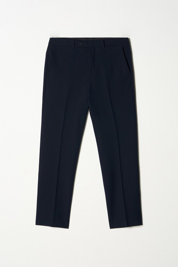 트래드클럽 캔터베리 106 레귤러 셋업 수트는 남성 고객을 위한 포멀한 스타일의 정장 수트입니다. 울 소재로 제작되어 부드러운 촉감과 보통 두께감으로 봄, 가을, 겨울 시즌에 착용하기 좋습니다. 네이비, 블랙, 그레이, 브라운, 베이지, 차콜 등 6가지 다채로운 컬러 옵션을 제공하며, 싱글 버튼 여밈 방식과 레귤러 핏으로 클래식하고 미니멀한 디자인을 완성했습니다. 오피스룩, 비즈니스 캐주얼, 출근룩 등 다양한 TPO에 활용 가능하며, 셋업 구성으로 세련된 스타일을 연출할 수 있습니다.
