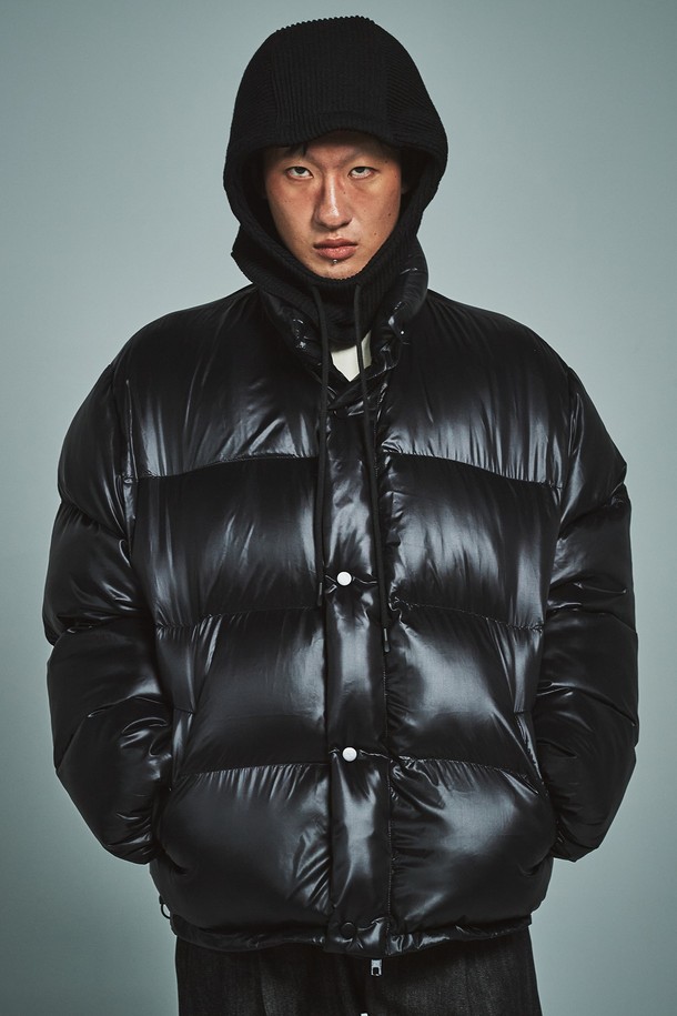 윈드미어 투웨이 푸퍼 패딩 재킷은 겨울철 일상에서 캐주얼하고 스포티한 스타일을 연출하기에 좋은 아이템입니다. 오버핏 디자인과 두꺼운 두께감으로 뛰어난 보온성을 제공하며, 부드러운 촉감의 나일론 소재를 사용하여 편안한 착용감을 선사합니다. 무지 디자인의 블랙 컬러로 어떤 스타일에도 쉽게 매치할 수 있으며, 긴 소매와 투웨이 지퍼 디테일이 실용성을 더합니다. 방풍 기능까지 갖춰 추운 날씨에도 든든하게 몸을 보호해 줍니다.
