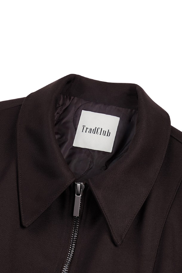 에든버러 커브드 레더 블루종은 클래식한 무드를 선호하는 여성 고객을 위한 아우터입니다. 블랙 컬러의 가죽 소재, 크롭 기장과 레귤러핏으로 제작되어 시크하고 미니멀한 스타일을 연출합니다. 봄, 가을에 착용하기 좋으며, 집업 방식으로 간편하게 여밀 수 있습니다. 특히 퍼프 소매 디테일이 여성스러운 포인트를 더해 데이트룩, 모임룩에 적합합니다.
