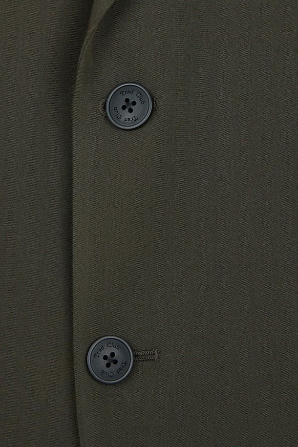 치스윅 빅 오버 블레이저는 남성용 아우터로, 봄, 가을에 착용하기 좋은 두꺼운 두께감의 블레이저입니다. 카키와 올리브 두 가지 색상으로 출시되었으며, 캐주얼, 클래식, 미니멀 스타일을 모두 아우르는 디자인입니다. 오버핏 실루엣과 싱글 버튼 여밈 방식이 특징이며, 출근룩, 비즈니스 캐주얼, 모임룩 등 다양한 TPO에 활용할 수 있습니다. 긴 소매 기장과 무지 패턴으로 깔끔한 느낌을 줍니다. 
