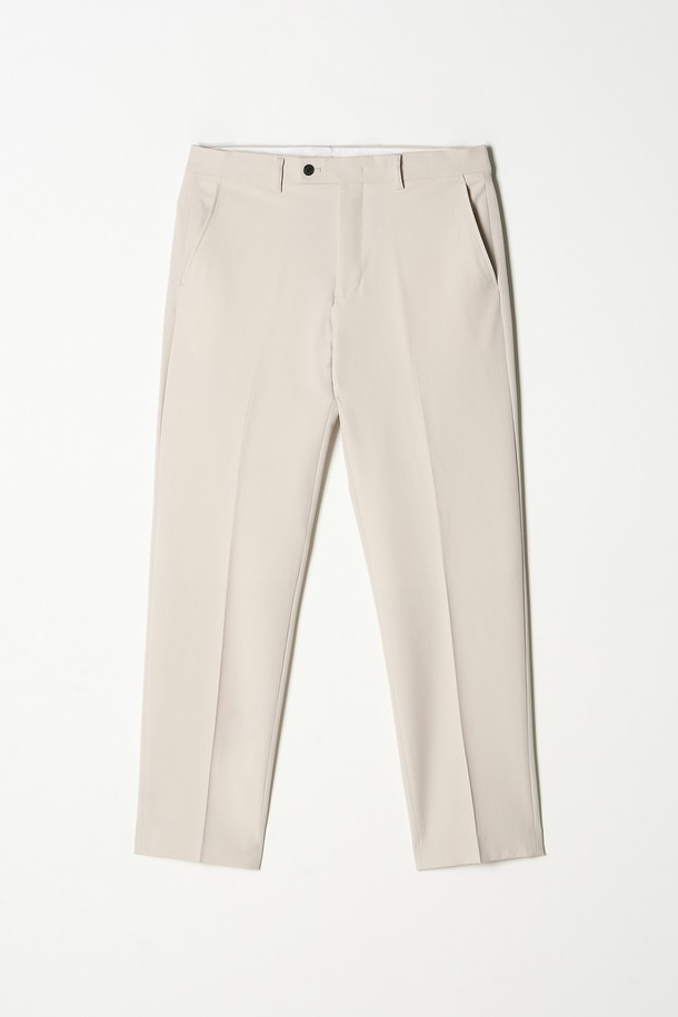 트래드클럽 캔터베리 106 레귤러 셋업 수트 (6COLORS)는 남성 고객을 위한 포멀하고 클래식한 스타일의 정장 수트입니다. 울 소재로 제작되어 부드러운 촉감을 선사하며, 봄, 가을, 겨울 세 계절에 걸쳐 착용하기 좋습니다. 싱글 버튼에 레귤러 핏으로 제작되어 깔끔하고 세련된 실루엣을 연출합니다. 베이지, 블랙, 네이비, 그레이, 브라운, 화이트 6가지 다채로운 컬러 옵션으로 오피스룩, 비즈니스 캐주얼, 출근룩 등 다양한 TPO에 활용할 수 있습니다. 무지 디자인으로 미니멀한 스타일을 선호하는 분들께 추천합니다.
