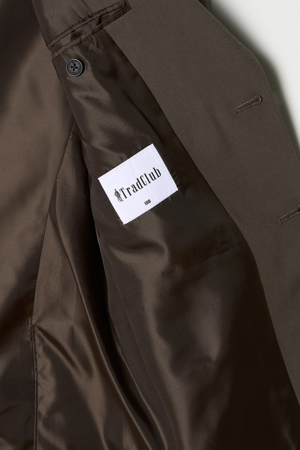 트래드클럽 캔터베리106 레귤러 셋업 수트 (6COLORS)는 부드러운 울 소재로 제작되어 편안한 착용감을 선사합니다. 남성용 정장 수트로, 봄, 가을, 겨울 세 계절 모두 활용 가능하며, 일상과 포멀한 자리 모두에 적합합니다. 클래식하고 포멀한 스타일의 무지 디자인에 레귤러핏으로 제작되었으며, 싱글 버튼 여밈 방식으로 깔끔함을 더했습니다. 오피스룩, 출근룩, 모임룩 등 다양한 TPO에 맞춰 미니멀하고 시크한 스타일을 연출할 수 있습니다. 브라운 컬러를 포함한 6가지 다채로운 색상으로 만나보세요.
