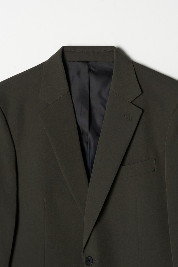 트래드클럽 캔터베리 106 레귤러 셋업 수트 (6가지 컬러)는 남성 고객을 위한 포멀, 클래식 스타일의 수트입니다. 울 소재에 두꺼운 두께감으로 봄, 가을, 겨울 착용에 적합하며, 카키 및 올리브 등 6가지 다채로운 색상으로 제공됩니다. 레귤러핏 싱글 버튼 디자인으로, 오피스룩, 비즈니스 캐주얼, 모임룩 등 TPO에 맞춰 미니멀하고 시크한 스타일을 연출할 수 있습니다. 상의는 레귤러 기장, 소매는 긴 소매로 제작된 셋업 수트입니다.
