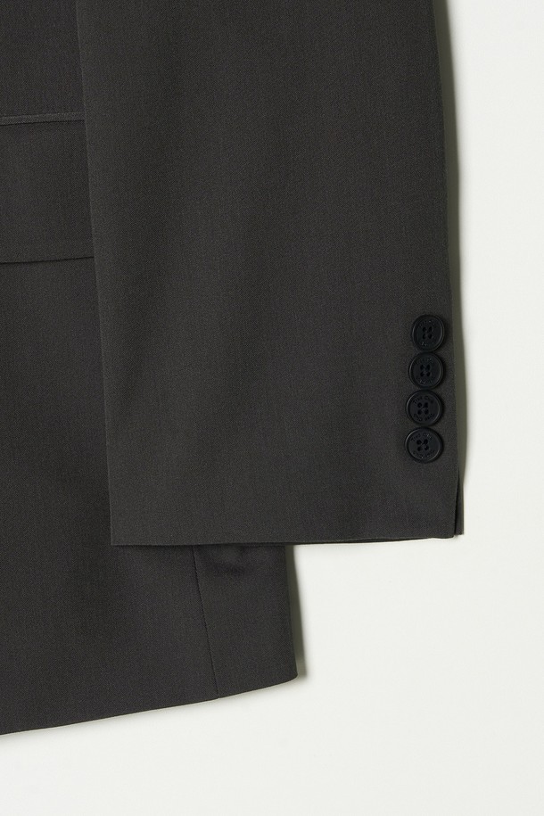 트래드클럽 캔터베리 106 레귤러 셋업 수트는 남성 고객을 위한 클래식하고 포멀한 스타일의 정장 수트입니다. 부드러운 촉감의 폴리에스테르와 울 혼방 소재로 제작되었으며, 봄, 가을, 겨울 세 계절에 걸쳐 착용 가능합니다. 6가지 다채로운 컬러(블랙, 그레이, 네이비, 브라운, 베이지, 차콜)로 출시되어 폭넓은 선택지를 제공합니다. 셋업 구성으로 오피스룩, 비즈니스 캐주얼, 출근룩 등 다양한 TPO에 활용 가능하며, 레귤러 핏과 싱글 버튼 여밈으로 깔끔한 실루엣을 연출합니다. 무지 디자인으로 미니멀하고 세련된 분위기를 자아냅니다.
