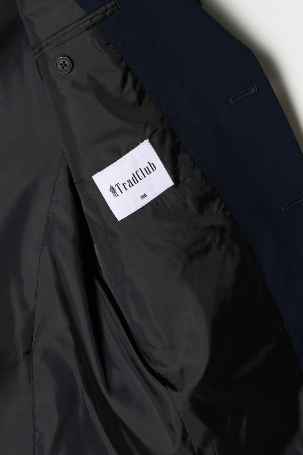 트래드클럽 캔터베리 106 레귤러 셋업 수트는 남성 고객을 위한 포멀한 스타일의 정장 수트입니다. 울 소재로 제작되어 부드러운 촉감과 보통 두께감으로 봄, 가을, 겨울 시즌에 착용하기 좋습니다. 네이비, 블랙, 그레이, 브라운, 베이지, 차콜 등 6가지 다채로운 컬러 옵션을 제공하며, 싱글 버튼 여밈 방식과 레귤러 핏으로 클래식하고 미니멀한 디자인을 완성했습니다. 오피스룩, 비즈니스 캐주얼, 출근룩 등 다양한 TPO에 활용 가능하며, 셋업 구성으로 세련된 스타일을 연출할 수 있습니다.
