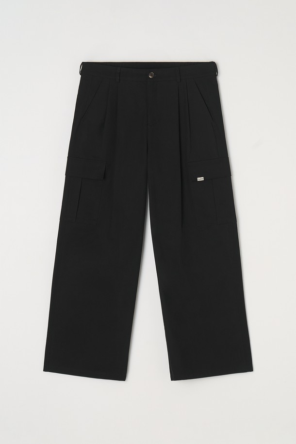 5가지 톤의 컬러로 출시된 투턱 와이드 카고 팬츠입니다. 넉넉한 루즈핏으로 편안한 착용감을 선사하며, 봄, 가을 시즌에 적합합니다. 면 소재로 제작되어 부드러운 촉감을 느낄 수 있으며, 무지 패턴에 투턱 디테일과 카고 포켓으로 디자인 포인트를 더했습니다. 출근룩부터 캠핑룩까지, 캐주얼, 스트릿, 미니멀 스타일 모두 소화 가능한 활용도 높은 아이템입니다. 와이드 핏과 긴 기장으로 트렌디한 스타일을 연출해보세요.
