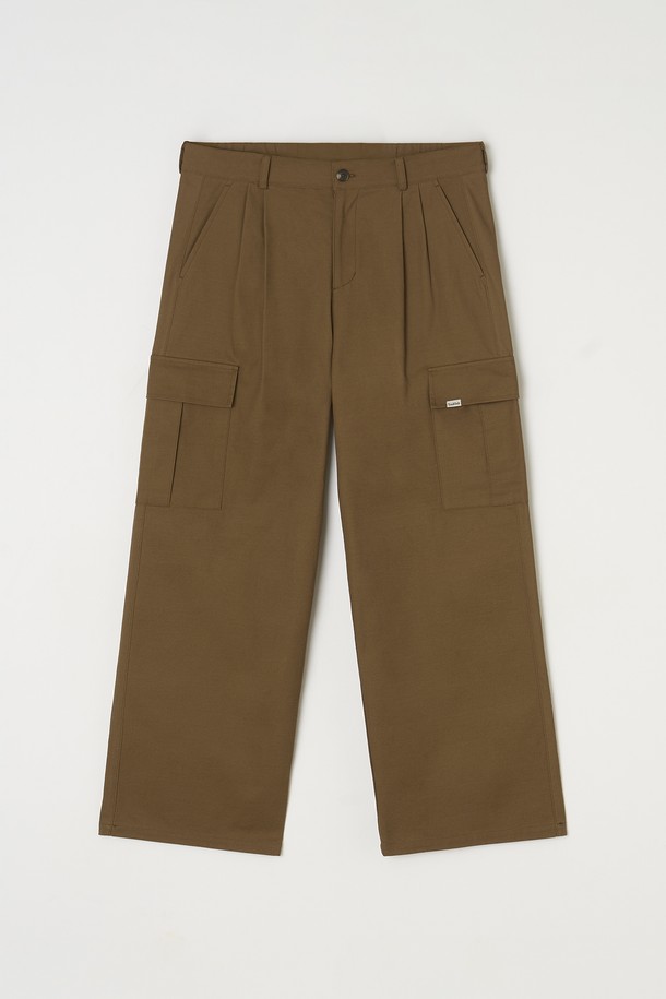 브라운 컬러의 투턱 와이드 카고 팬츠입니다. 넉넉한 루즈핏으로 편안한 착용감을 선사하며, 봄, 여름, 가을 3계절 모두 활용 가능합니다. 면 소재로 제작되어 부드러운 촉감을 느낄 수 있으며, 일상 및 스트릿 스타일 연출에 적합합니다. 와이드한 핏과 투턱 디테일이 트렌디한 무드를 더합니다. 캐주얼한 상의와 매치하여 개성 있는 스타일을 완성해보세요.
