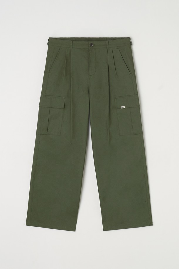 다섯 가지 다채로운 컬러 (카키, 블랙, 베이지, 네이비, 브라운)로 출시된 투턱 와이드 카고 팬츠입니다. 넉넉한 루즈핏과 와이드한 실루엣으로 편안하면서도 트렌디한 스타일을 연출합니다. 면 소재로 제작되어 봄, 가을 간절기에 적합하며, 무지 디자인에 카고 포켓 디테일로 실용성을 더했습니다. 캐주얼, 스트릿, 미니멀 등 다양한 스타일을 소화하며 일상에서 폭넓게 활용할 수 있습니다. 밴딩 없이 투턱 디테일로 포인트를 살려 더욱 세련된 핏을 선사합니다.
