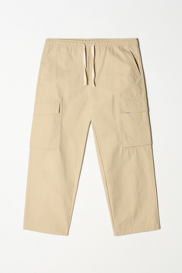 부드러운 면 소재로 제작되어 편안한 착용감을 선사하는 스트링 조거 카고 팬츠입니다. 캐주얼, 스트릿 스타일을 즐기는 분들을 위한 아이템으로, 봄, 여름, 가을 3계절 활용 가능합니다. 루즈핏 조거 바지로 활동성을 높였으며, 허리 밴딩과 스트링 디테일로 편안함과 스타일을 동시에 잡았습니다. 베이지 컬러에 무지 디자인으로 어떤 상의에도 매치하기 용이하며, 카고 포켓으로 수납력까지 갖춘 실용적인 제품입니다. 얇은 두께감으로 시원하게 착용할 수 있습니다.
