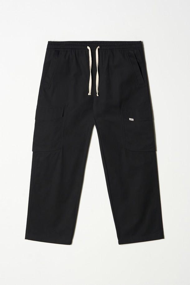 캐주얼, 스트릿, 미니멀 스타일을 모두 아우르는 남성용 스트링 조거 카고 팬츠입니다. 봄, 여름, 가을 시즌에 활용하기 좋은 얇은 두께감의 면 소재로 제작되어 부드러운 촉감을 선사합니다. 편안한 루즈핏 조거 스타일로, 활동성과 스타일을 동시에 잡았습니다. 허리 밴딩과 스트링 디테일로 편안한 착용감을 제공하며, 카고 포켓을 더해 실용성을 높였습니다. 여행룩, 캠핑룩 등 다양한 TPO에 활용 가능하며, 블랙 색상으로 어떤 상의와도 쉽게 매치할 수 있습니다.
