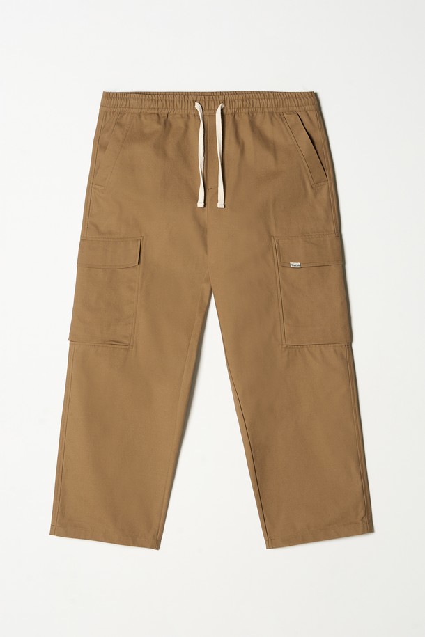 베이직한 디자인에 실용성을 더한 남성용 스트링 조거 카고 팬츠입니다. 부드러운 면 소재로 제작되어 편안한 착용감을 선사하며, 봄, 여름, 가을 시즌에 활용하기 좋습니다. 얇은 두께감과 루즈핏으로 활동성을 높였으며, 밴딩 허리 디자인으로 편안함을 더했습니다. 카고 포켓과 스트링 디테일로 캐주얼, 스트릿, 시티보이 스타일을 모두 소화할 수 있습니다. 베이지, 카키 2가지 컬러로 출시되어 다양한 상의와 매치하여 개성 있는 스타일을 연출해보세요.
