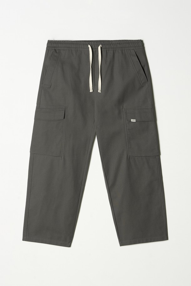 스트링 조거 카고 팬츠 5컬러는 캐주얼, 스트릿, 미니멀 스타일을 모두 아우르는 남성용 반바지입니다. 봄, 여름에 얇게 착용하기 좋으며, 여행룩과 캠핑룩에 활용하기 좋습니다. 면 소재로 제작되어 부드러운 촉감을 선사하며, 릴랙스 핏으로 편안한 착용감을 제공합니다. 허리 밴딩과 스트링, 카고 포켓 디테일이 돋보이는 조거핏 디자인으로, 카키, 올리브 등 5가지 다채로운 컬러로 만나볼 수 있습니다.
