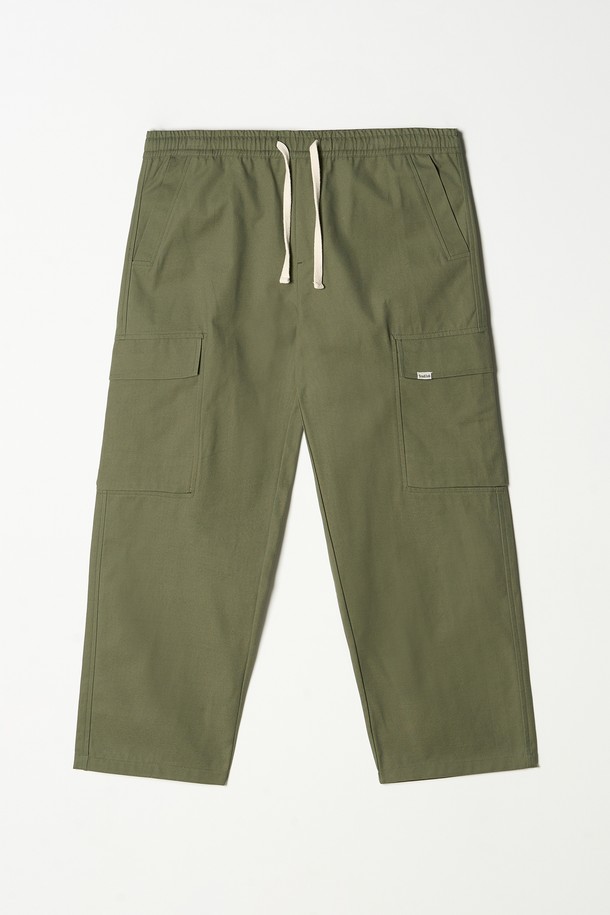 캐주얼과 스트릿 스타일을 넘나드는 스트링 조거 카고 팬츠입니다. 부드러운 면 소재로 제작되어 편안한 착용감을 선사하며, 봄, 여름 시즌에 적합한 얇은 두께감으로 활동성을 높였습니다. 넉넉한 릴랙스핏 조거 디자인에 밴딩 허리와 스트링, 카고 포켓 디테일을 더해 실용성을 더했습니다. 카키, 올리브 등 5가지 다채로운 컬러로 출시되어, 취향에 맞는 스타일을 연출할 수 있습니다. 미니멀한 상의와 매치하여 깔끔하면서도 개성 있는 룩을 완성해보세요.
