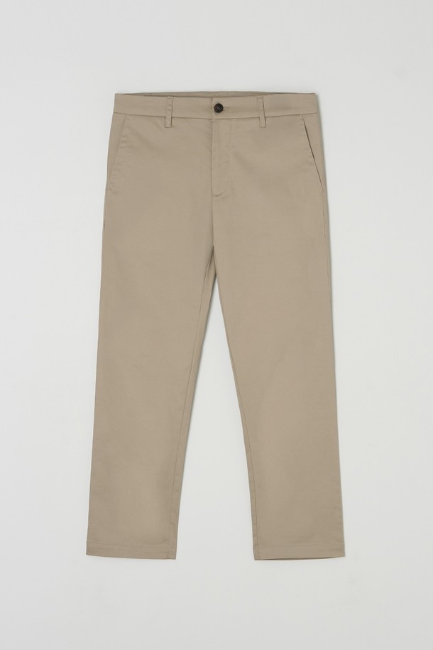 베이직하고 캐주얼한 스타일의 남성용 테이퍼드 치노 팬츠입니다. 봄, 여름, 가을 세 계절 모두 활용 가능하며, 일상 및 출근룩, 데이트룩에 적합합니다. 레귤러 핏에 면 소재로 제작되어 편안한 착용감을 선사합니다. 무지 디자인에 베이지 컬러로, 미니멀하고 클래식한 스타일 연출에 용이합니다. 테이퍼드 핏으로 다리가 더욱 슬림해 보이는 효과를 줍니다.
