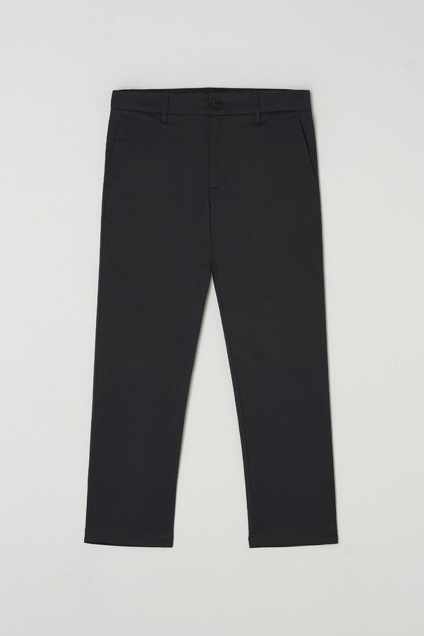 **테이퍼드 치노 팬츠 6컬러**는 베이직하고 캐주얼한 스타일을 추구하는 남성분들을 위한 면 소재의 치노 팬츠입니다. 일상생활은 물론 출근룩, 비즈니스 캐주얼에도 활용하기 좋으며, 봄, 가을에 적합합니다. 테이퍼드 핏으로 다리가 슬림해 보이는 효과를 주며, 블랙, 베이지, 네이비, 카키, 그레이, 브라운 6가지의 다채로운 컬러로 출시되었습니다. 미니멀, 클래식, 캐주얼 등 다양한 스타일을 연출할 수 있어 활용도가 높습니다. 무지 디자인으로 어떤 상의와도 쉽게 매치할 수 있습니다.
