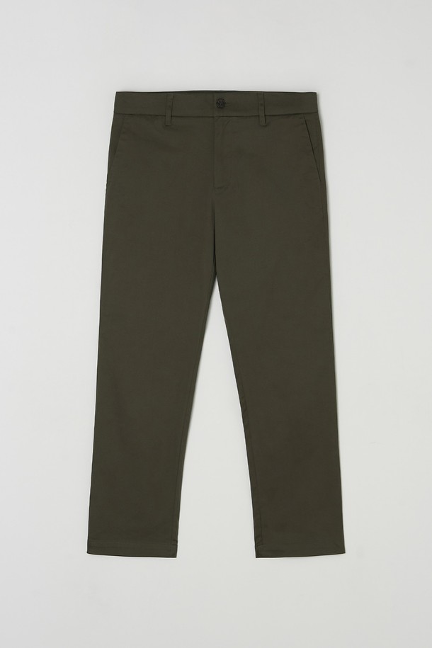 남성용 테이퍼드 치노 팬츠 6컬러입니다. 봄, 가을에 어울리는 면 소재의 긴 기장 바지로, 베이직하고 캐주얼한 스타일을 연출합니다. 카키, 베이지, 블랙, 네이비, 그레이, 브라운 6가지 색상으로 출시되어 출근룩, 데이트룩 등 다양한 TPO에 활용 가능합니다. 미니멀, 클래식, 캐주얼 스타일을 즐기는 남성분들께 추천하는 테이퍼드 핏 치노 팬츠입니다. 무지 디자인으로 어떤 상의에도 잘 어울립니다.
