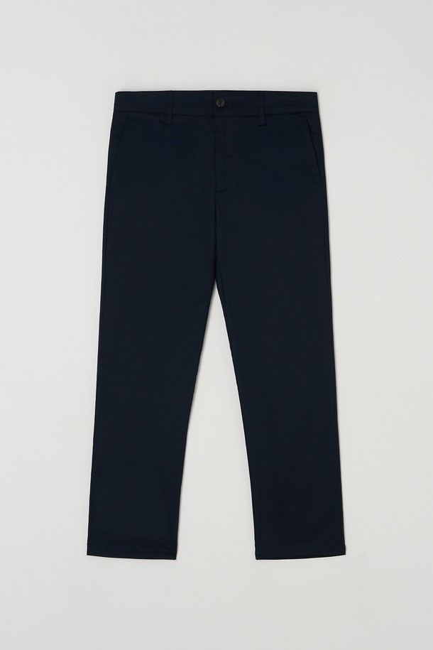 세련된 테이퍼드 핏으로 다리 라인을 살려주는 남성용 치노 팬츠입니다. 블랙, 네이비, 베이지, 카키, 그레이, 브라운 6가지의 다채로운 컬러로 출시되어, 어떤 상의에도 쉽게 매치할 수 있습니다. 봄, 가을 시즌에 적합한 면 소재로 제작되어 편안한 착용감을 선사하며, 베이직하고 캐주얼한 스타일을 연출하기 좋습니다. 출근룩과 데이트룩 등 다양한 TPO에 활용할 수 있으며, 미니멀, 클래식, 캐주얼 스타일을 즐겨 입는 남성분들께 추천합니다.
