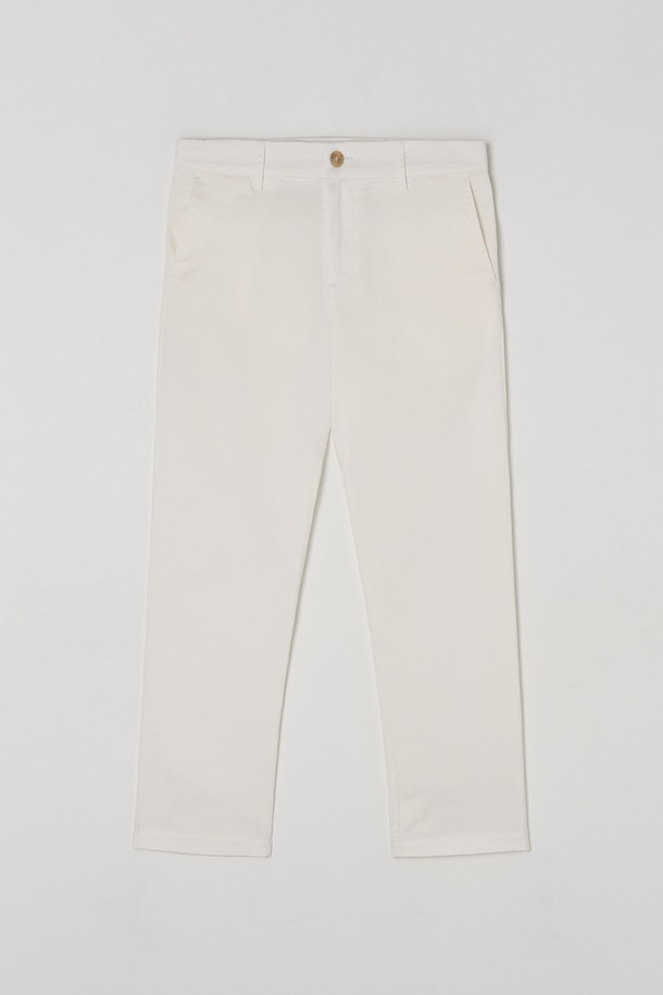 **테이퍼드 치노 팬츠 6컬러**는 남녀 모두 착용 가능한 데일리 치노 팬츠입니다. 봄, 여름, 가을 3계절 착용 가능하며, 베이직하고 캐주얼한 스타일을 연출합니다. 면 소재의 레귤러핏 긴바지로, 테이퍼드 핏이 특징입니다. 베이지, 화이트, 블랙, 네이비, 카키, 그레이 6가지 컬러로 제공되어 다양한 코디에 활용할 수 있습니다. 출근룩과 비즈니스 캐주얼은 물론 캐주얼, 미니멀, 클래식 스타일에도 잘 어울리는 기본 아이템입니다.
