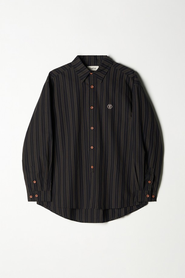 TC 로고 스트라이프 워크 셔츠 블랙은 남성용 상의입니다. 봄, 가을에 어울리는 레귤러핏 긴소매 셔츠로, 캐주얼 및 베이직 스타일을 연출하기 좋습니다. 부드러운 면 소재로 제작되었으며, 차이나칼라와 스트라이프 패턴이 특징입니다. 일상뿐만 아니라 비즈니스 캐주얼, 출근룩에도 활용 가능하며, TC 로고 디테일로 포인트를 더했습니다. 미니멀, 클래식, 캐주얼 스타일을 즐기는 분들께 추천합니다.
