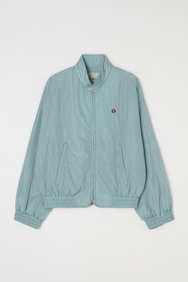 시어 투웨이 오버핏 블루종 블루는 남녀 모두 착용 가능한 캐주얼 스타일의 블루종입니다. 얇은 두께감으로 봄, 가을 간절기에 활용하기 좋으며, 무지 디자인으로 미니멀한 무드를 연출합니다. 긴 소매와 오버핏으로 편안한 착용감을 선사하며, 투웨이(Two-way) 디자인으로 다양한 스타일을 연출할 수 있습니다. 집업 스타일로 간편하게 입고 벗을 수 있으며, 데일리룩에 포인트 아이템으로 활용하기 좋습니다.
