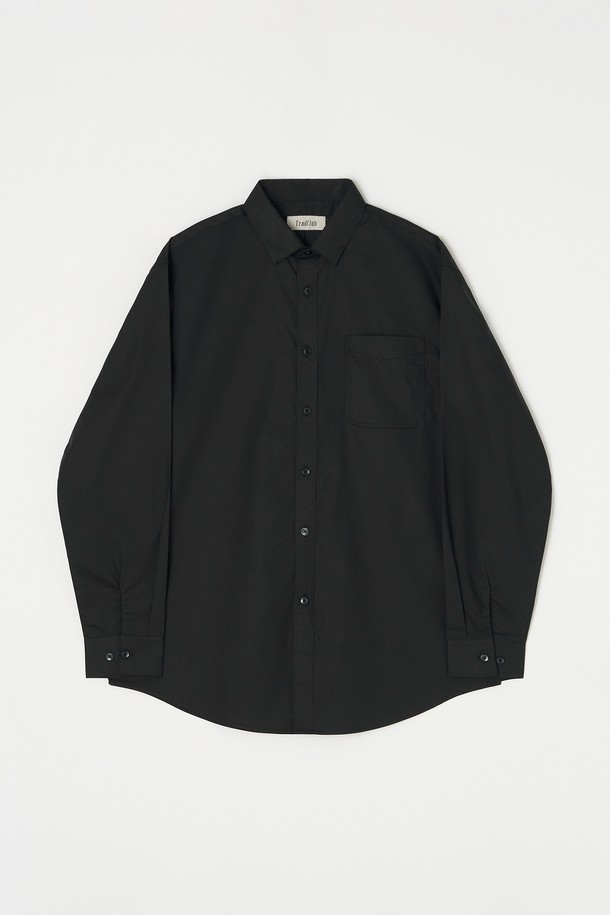 **베이직 포플린 셔츠 5컬러**는 일상과 비즈니스 캐주얼에 모두 활용하기 좋은, 미니멀하고 클래식한 스타일의 긴소매 셔츠입니다. 부드러운 촉감의 포플린 면 소재로 제작되어 봄, 여름, 가을에 시원하게 착용할 수 있습니다. 레귤러 핏으로 편안한 착용감을 선사하며, 차이나 칼라 디자인으로 깔끔한 인상을 줍니다. 무지 디자인에 블랙 컬러로, 어떤 옷에도 잘 어울려 데일리 셔츠로 활용하기 좋습니다. 얇은 두께감으로 간절기에도 부담 없이 착용할 수 있습니다.