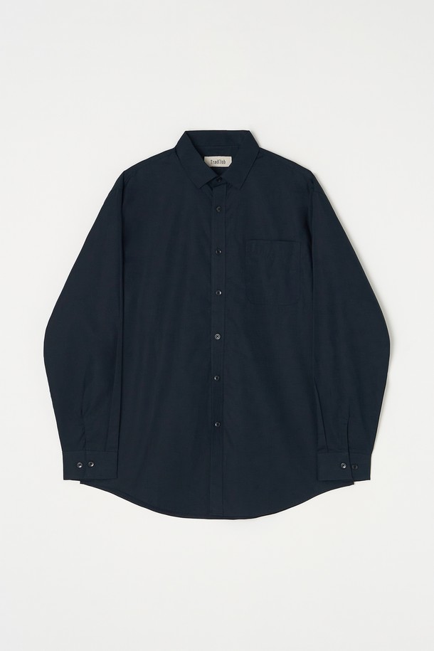 베이직 포플린 셔츠 5컬러는 남녀 모두 착용 가능한, 미니멀하고 베이직한 디자인의 긴소매 셔츠입니다. 부드러운 면 소재의 포플린으로 제작되어 봄, 여름, 가을에 시원하고 편안하게 착용할 수 있습니다. 레귤러핏에 차이나칼라, 버튼 여밈 방식으로 클래식하고 깔끔한 스타일을 연출합니다. 출근룩이나 비즈니스 캐주얼에 활용하기 좋으며, 블랙, 화이트, 네이비, 베이지, 블루 5가지 다채로운 컬러로 출시되었습니다. 유행을 타지 않는 디자인으로, 어떤 옷에도 쉽게 매치하여 미니멀한 스타일을 완성해보세요.
