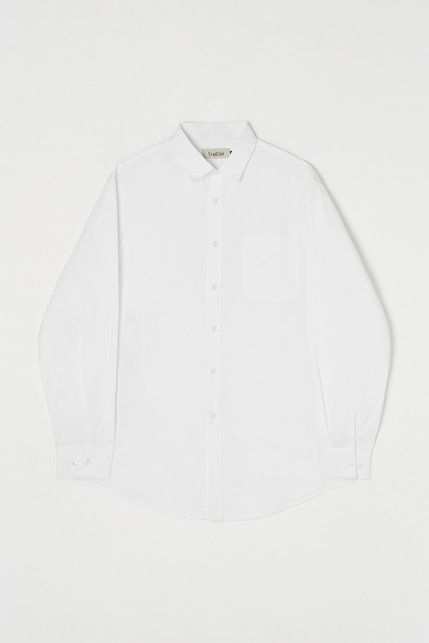 베이직 포플린 셔츠 5컬러는 남녀 모두 착용 가능한 미니멀 스타일의 셔츠입니다. 부드러운 면 소재의 레귤러핏으로 제작되었으며, 차이나칼라와 긴 소매 기장이 특징입니다. 봄, 여름, 가을 시즌에 활용하기 좋으며, 얇은 두께감으로 편안한 착용감을 선사합니다. 출근룩, 비즈니스 캐주얼, 데이트룩 등 다양한 TPO에 맞춰 미니멀, 클래식, 캐주얼 스타일로 연출할 수 있습니다. 화이트 컬러의 무지 디자인으로 어떤 옷에도 쉽게 매치하여 톤온톤, 포인트 코디가 가능합니다.
