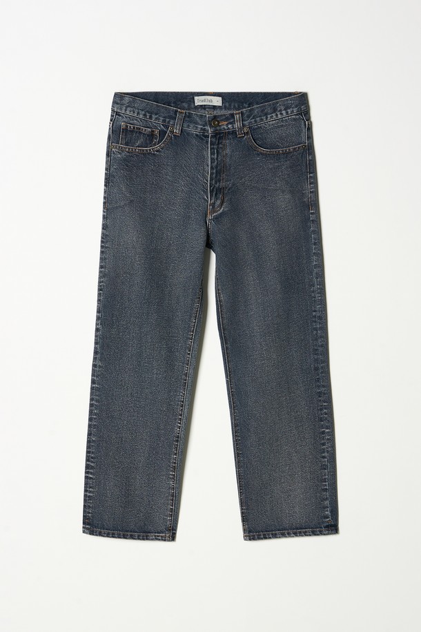 5가지 컬러로 출시된 스트레이트 데님 팬츠입니다. 남녀 모두 착용 가능하며, 봄, 여름, 가을 세 계절에 걸쳐 활용할 수 있습니다. 베이직하고 캐주얼한 스타일로, 다양한 상의와 매치하기 용이합니다. 데님 소재 특유의 뻣뻣한 촉감과 무지 디자인이 특징이며, 스트레이트핏으로 깔끔한 실루엣을 연출합니다. 블랙, 네이비, 그레이, 블루, 중청까지 5가지 다채로운 컬러 옵션을 제공합니다.
