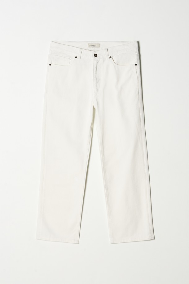 **스트레이트 데님 팬츠 5컬러**는 남녀 모두 착용 가능한 데님 팬츠입니다. 베이직하고 캐주얼한 스타일로, 일상복으로 활용하기 좋습니다. 봄, 여름, 가을 세 계절에 걸쳐 입을 수 있으며, 화이트, 블랙, 블루, 크림, 베이지 5가지 다채로운 컬러로 출시되었습니다. 출근룩과 데이트룩에 모두 잘 어울리며, 캐주얼, 미니멀, 클래식 스타일을 연출하기 좋습니다. 스트레이트핏으로 다리가 길어 보이는 효과를 줍니다.
