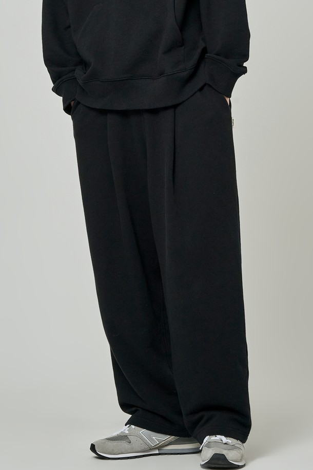 부드러운 기모 안감으로 포근함을 더한 베이직 원턱 기모 스웨트 와이드 팬츠입니다. 넉넉한 루즈핏과 와이드한 디자인으로 편안한 착용감을 선사하며, 일상 속 캐주얼룩은 물론 집콕룩, 산책룩으로도 활용하기 좋습니다. 가을, 겨울 시즌에 어울리는 두꺼운 두께감으로 따뜻하게 입을 수 있으며, 무지 디자인으로 미니멀한 스타일을 연출합니다. 허리 밴딩 처리와 원턱 디테일로 활동성을 높였습니다. 블랙 컬러로 어떤 상의와도 쉽게 매치할 수 있어 활용도가 높습니다.
