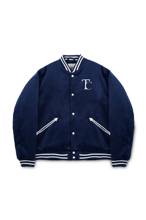 캠브리지 어센틱 바시티 재킷은 캐주얼, 스포티, 클래식 스타일을 아우르는 공용 아우터입니다. 톤 다운된 네이비 컬러에 로고 패턴이 돋보이며, 봄, 가을 시즌에 적합합니다. 두꺼운 울 소재로 제작되어 보온성을 높였으며, 긴 소매와 레귤러 기장으로 편안한 착용감을 선사합니다. 리브 디테일과 화이트 스트라이프 배색이 스포티한 무드를 더하며, 스냅 버튼 여밈 방식으로 간편하게 착용할 수 있습니다. 출근룩과 모임룩 등 다양한 TPO에 활용 가능합니다.
