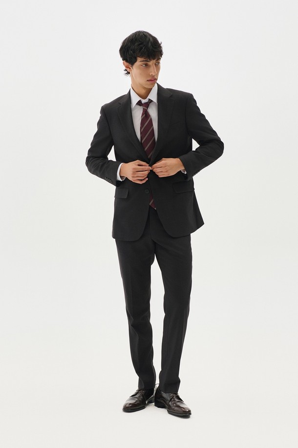 [빅사이즈] 캔터베리 프리미엄 레귤러 셋업 수트는 남성 고객을 위한 클래식하고 포멀한 스타일의 정장 자켓입니다. 일상과 비즈니스 모두 활용 가능한 디자인으로, 봄, 가을, 겨울 세 계절에 걸쳐 착용 가능합니다. 블랙, 네이비, 그레이 세 가지 색상으로 출시되어 폭넓은 선택지를 제공하며, 레귤러 핏과 싱글버튼 여밈으로 깔끔한 실루엣을 연출합니다. 폴리에스테르와 울 혼방 소재에 안감이 더해져 고급스러운 착용감을 선사하는 두꺼운 두께감의 셋업 수트입니다. 오피스룩, 비즈니스 캐주얼, 출근룩 등 다양한 TPO에 활용하여 미니멀하면서도 세련된 스타일을 완성해 보세요.
