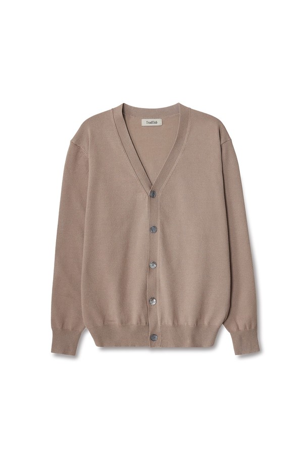 트래드클럽 베이직 가디건은 여성 고객을 위한 베이지 색상의 니트/스웨터입니다. 봄, 가을에 어울리는 얇은 두께의 긴소매 크롭 기장 가디건으로, 레귤러 핏과 부드러운 촉감이 특징입니다. 베이직하고 클래식한 디자인에 V넥 라인과 버튼 여밈 방식을 더해 출근룩, 모임룩, 데일리룩 등 다양한 TPO에 활용 가능합니다. 미니멀, 캐주얼, 클래식 스타일을 즐겨 입는 분들께 추천합니다.
