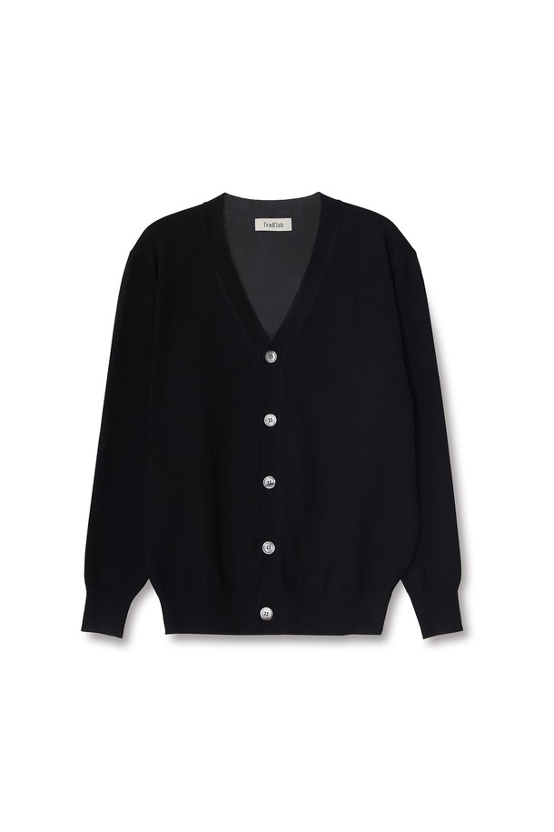 트래드클럽 베이직 가디건은 봄, 가을에 어울리는 남녀 공용 의류입니다. 부드러운 울과 아크릴 혼방 소재로 제작되어 편안한 촉감을 제공하며, 레귤러 핏과 V넥 디자인으로 어떤 스타일에도 잘 어울립니다. 블랙 컬러의 무지 패턴에 긴 소매 기장, 버튼 여밈 방식으로 클래식하고 미니멀한 분위기를 연출합니다. 출근룩과 비즈니스 캐주얼에 활용하기 좋으며, 베이직한 디자인으로 기본 가디건으로 활용하기 좋습니다.
