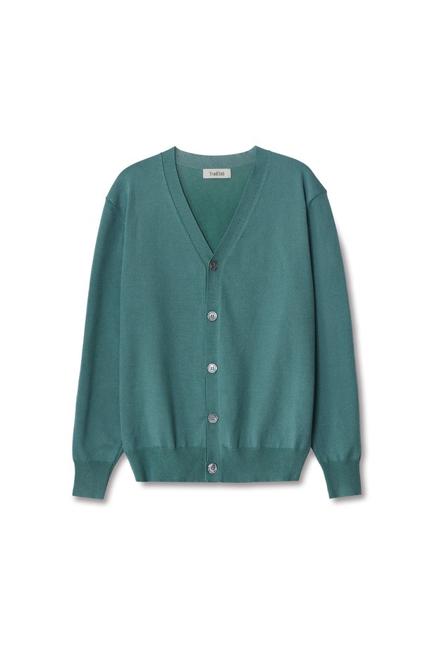 트래드클럽 베이직 가디건은 여성 고객을 위한 상의 니트/스웨터입니다. 봄, 가을에 어울리는 얇은 두께의 긴소매 가디건으로, 부드러운 촉감의 니트 소재로 제작되었습니다. 레귤러핏의 무지 디자인에 V넥 라인과 버튼 여밈 방식을 갖춘 베이직하고 클래식한 스타일입니다. 출근룩과 모임룩에 모두 잘 어울리는 활용도 높은 아이템으로, 미니멀하고 캐주얼한 스타일 연출에 적합합니다. 크롭 기장의 그린 컬러로 세련된 분위기를 더합니다.
