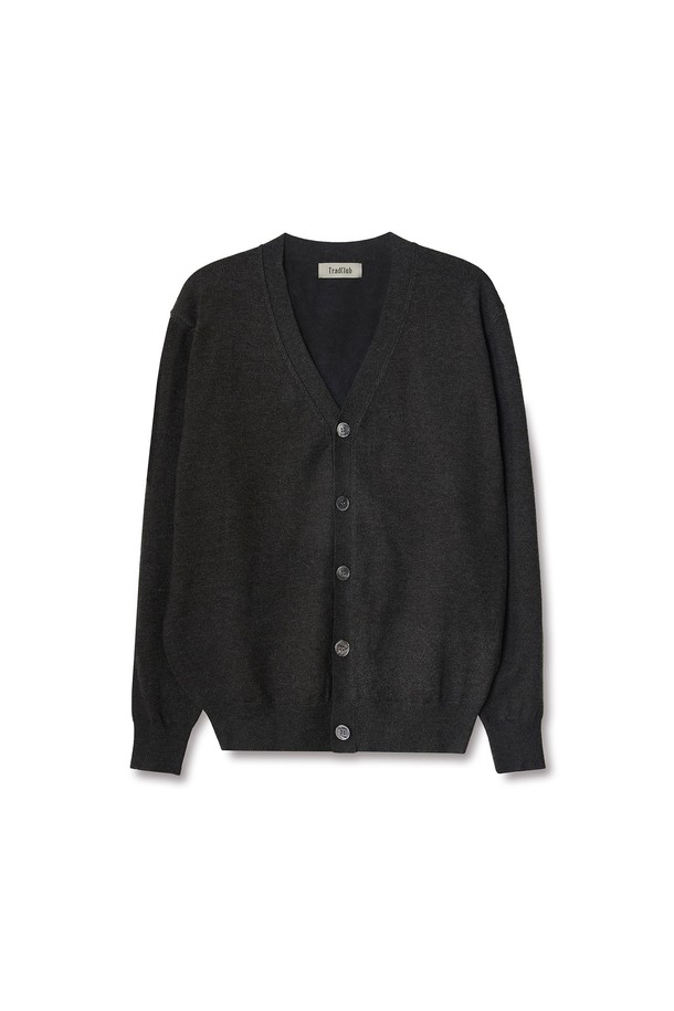 트래드클럽 베이직 가디건은 여성 고객을 위한 데일리 니트 가디건입니다. 부드러운 촉감의 니트 소재로 제작되었으며, 봄, 가을에 착용하기 좋은 얇은 두께감입니다. 레귤러핏에 V넥 디자인, 긴 소매, 무지 패턴의 블랙 컬러로, 클래식하고 미니멀한 스타일을 연출합니다. 싱글 버튼 여밈 방식이며, 출근룩, 오피스룩, 데이트룩 등 다양한 TPO에 활용 가능합니다.
